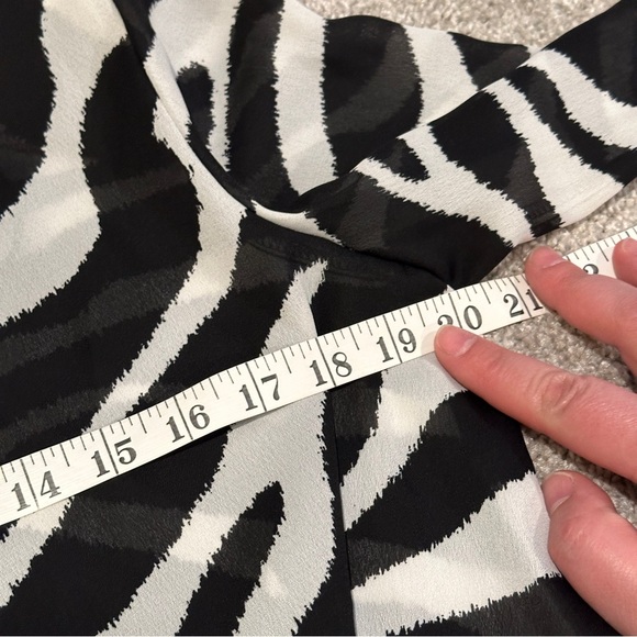 NWT Maya Brooke Women's Zebra Print Soft Duster Semi Sheer Shoulder Pads Size 10 - Picture 3 of 12